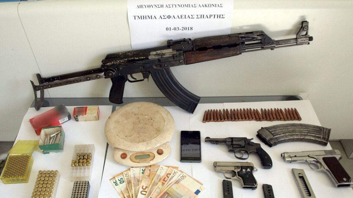 Λακωνία: Συνελήφθη 63χρονος με Καλάσνικοφ, όπλα και ναρκωτικά