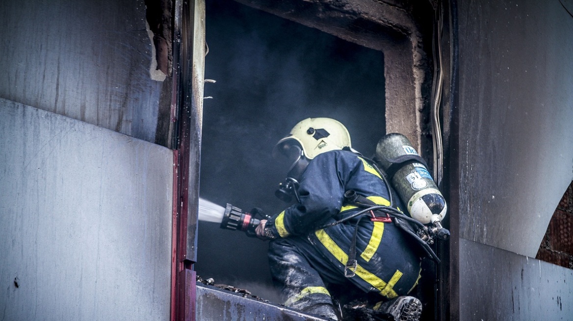 Στις φλόγες σπίτι στα Κάτω Πατήσια - Ηλικιωμένο ζευγάρι γλίτωσε στο παρά 5'