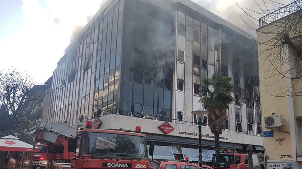 Συναγερμός στη Λάρισα: Στις φλόγες το κτίριο που στεγάζει την εφορία 