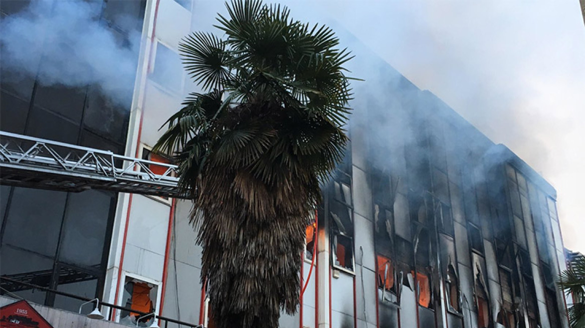  Fire burning the building in Larissa that houses the tax office! (VIDEO-PHOTOS)