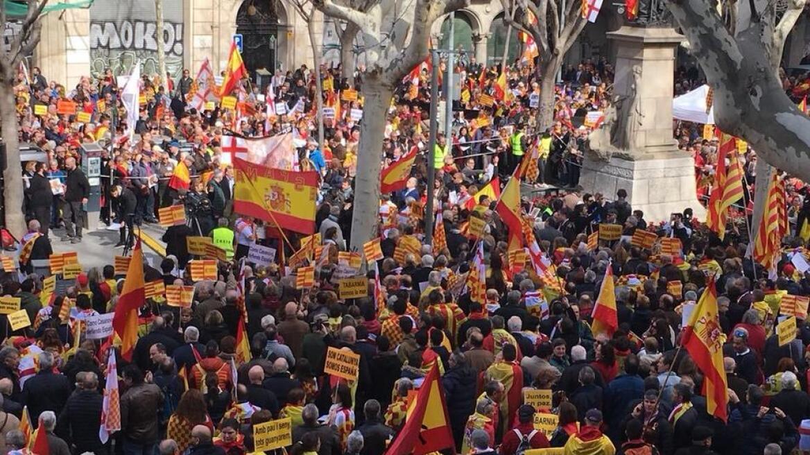 Βαρκελώνη: Χιλιάδες στους δρόμους κατά της ανεξαρτησίας της Καταλονίας
