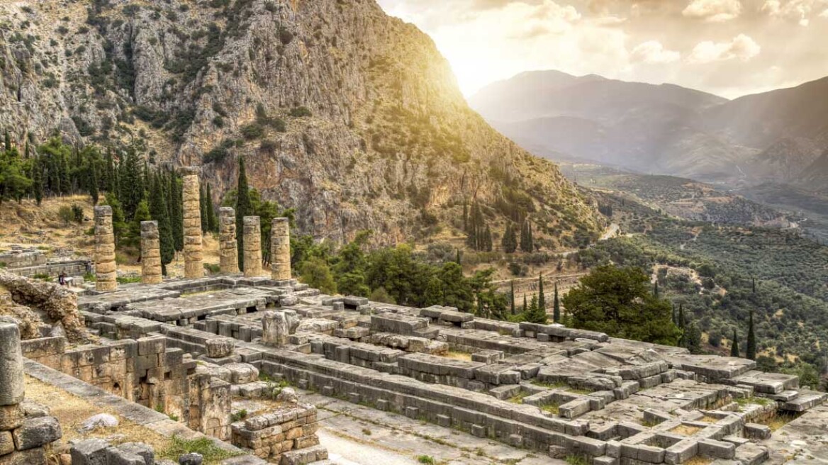 Delphi: The ancient center of the world! (PHOTOS)