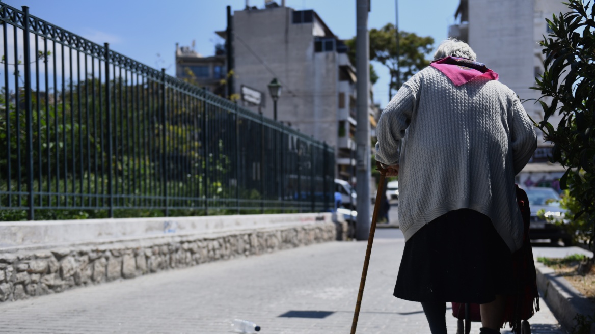 Ψάχνουν άγριους ληστές που βασανίζουν ηλικιωμένους στο κέντρο της Αθήνας