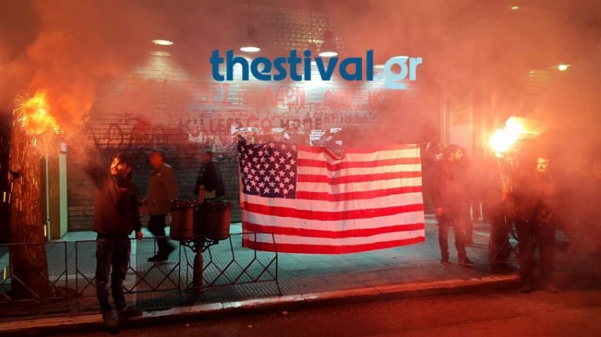 Βίντεο: Με κάψιμο σημαίας των ΗΠΑ και δρώμενο με «βομβαρδισμούς» ολοκληρώθηκε η πορεία του ΚΚΕ