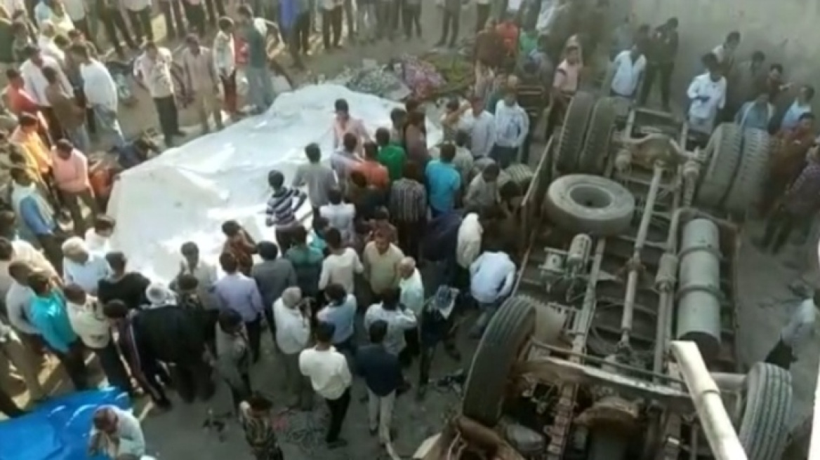 Τραγωδία στην Ινδία: Τουλάχιστον 25 νεκροί από πτώση φορτηγού σε φρεάτιο