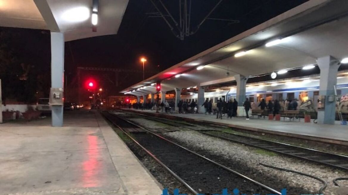Θεσσαλονίκη: Οπαδοί του ΠΑΟΚ απέκλεισαν τις γραμμές των τρένων στον σταθμό του ΟΣΕ