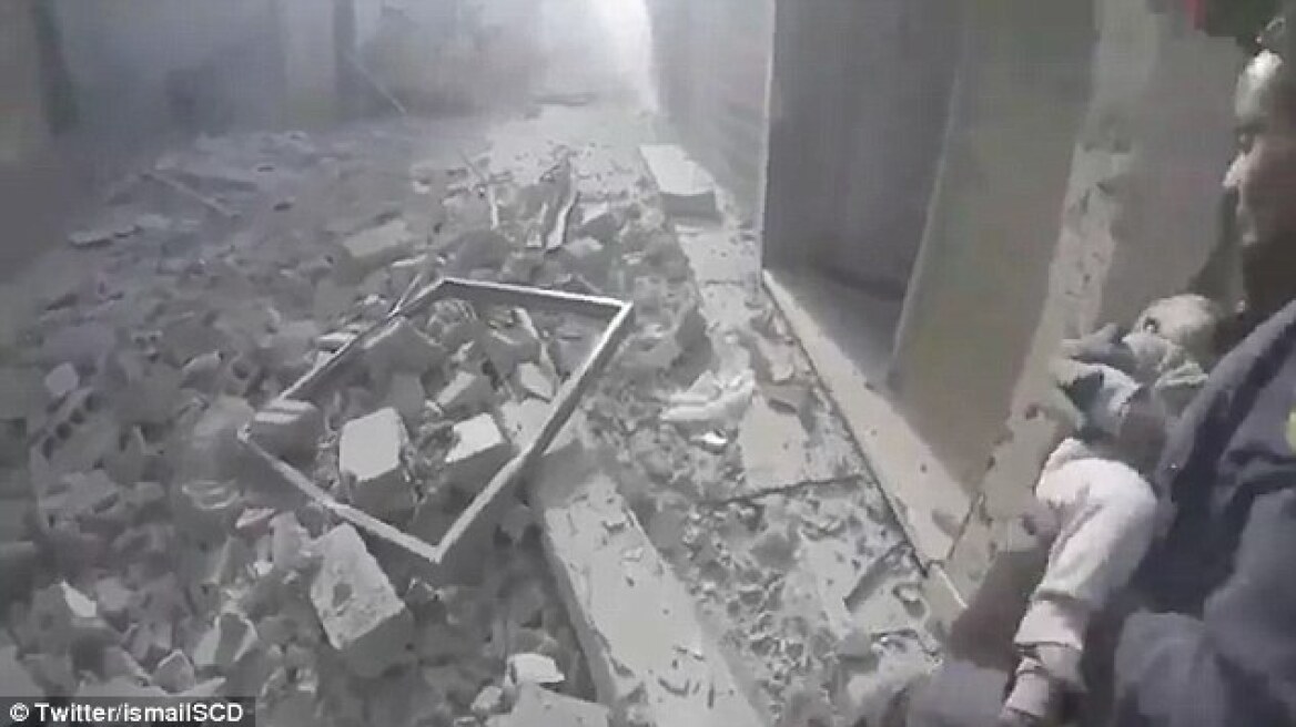 Συρία: Η διάσωση βρέφους που ήταν θαμμένο σε ερείπια 