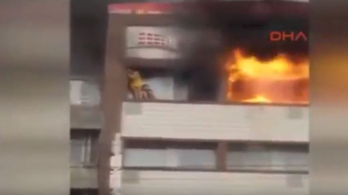 Βίντεο: Φωτιά σε ξενοδοχείο στη Σμύρνη – Δύο γυναίκες πήδηξαν από τον έκτο όροφο