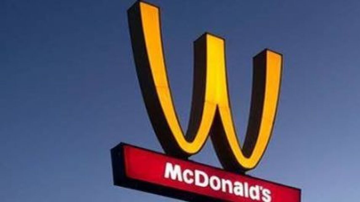 Τα McDonald's αναποδογύρισαν το «Μ» και τιμούν τη Μέρα της Γυναίκας