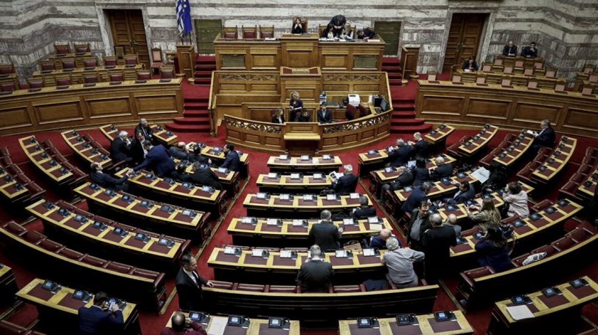 Βουλή: Ο Τσίπρας χαιρέτισε μόνο γυναίκες του ΣΥΡΙΖΑ, αγνοώντας Βούλτεψη-Αντωνίου