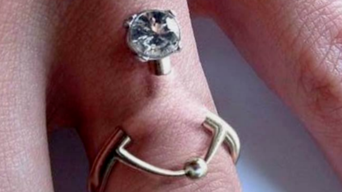 Νέα μόδα ή νέα τρέλα; Δαχτυλίδι... σκουλαρίκι στο δάχτυλο ή στο... χέρι!