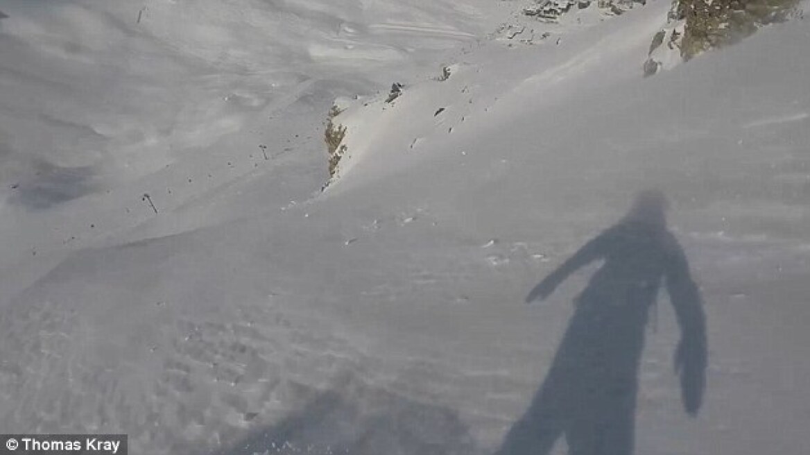 Βίντεο που κόβει την ανάσα: Κάνει σνόουμπορντ και τον «καταπίνει» χιονοστιβάδα!