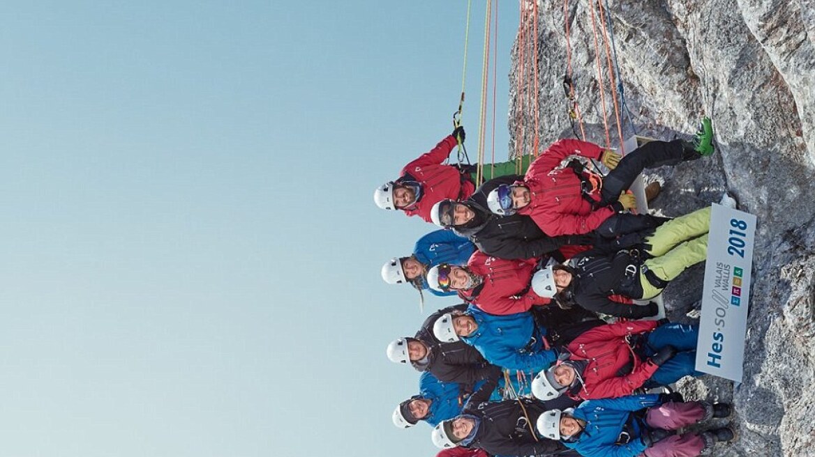 Κι όμως η φωτογραφία είναι αληθινή: Ελβετοί φοιτητές ποζάρουν σε υψόμετρο 2.4 χιλιομέτρων 