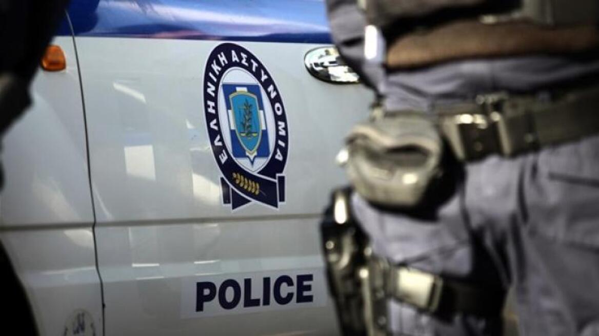 Στο αυτόφωρο νεαρή αστυνομικός - Βρέθηκε το όπλο της σε ΙΧ με πλαστές πινακίδες