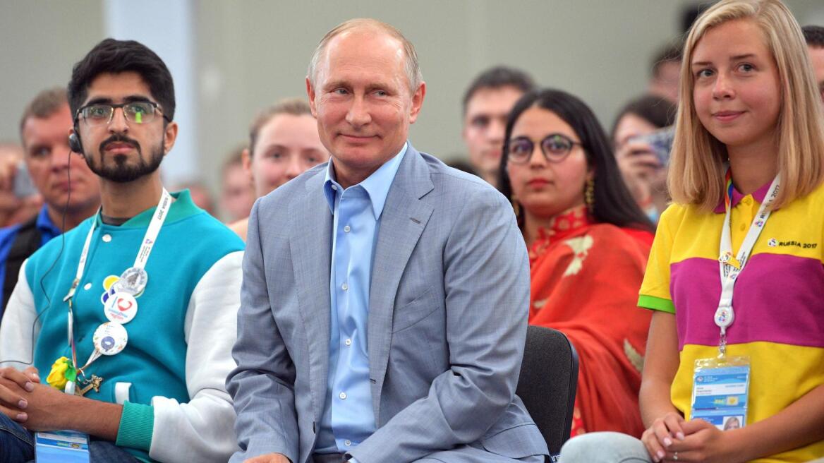 Πούτιν «δαγκωτό» ψηφίζει η νεολαία στη Ρωσία