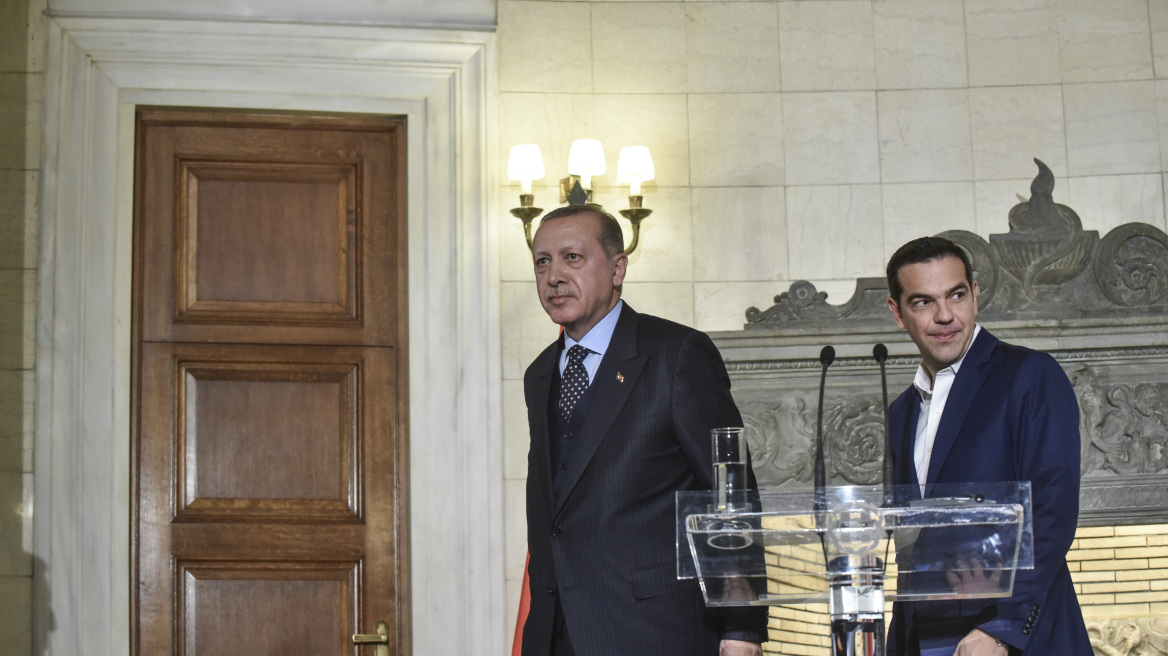 Χαμένη στη μετάφραση η κυβέρνηση για τους δύο στρατιωτικούς ενώ ο Ερντογάν προκαλεί