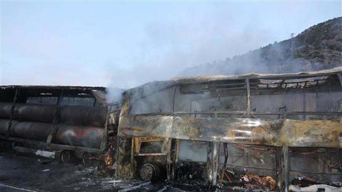 Βίντεο: Τουλάχιστον 13 νεκροί από τροχαίο-σοκ μεταξύ λεωφορείου και φορτηγού στην Τουρκία