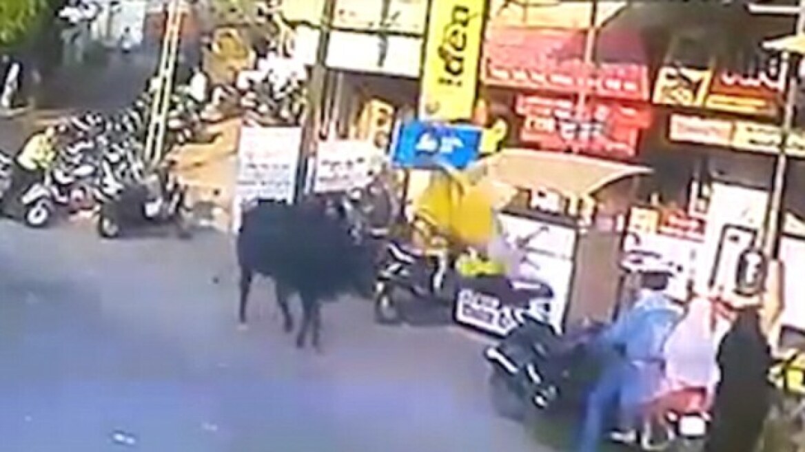 Βίντεο-σοκ: Ταύρος πετάει στον αέρα γυναίκα που περπατά αμέριμνα στην Ινδία