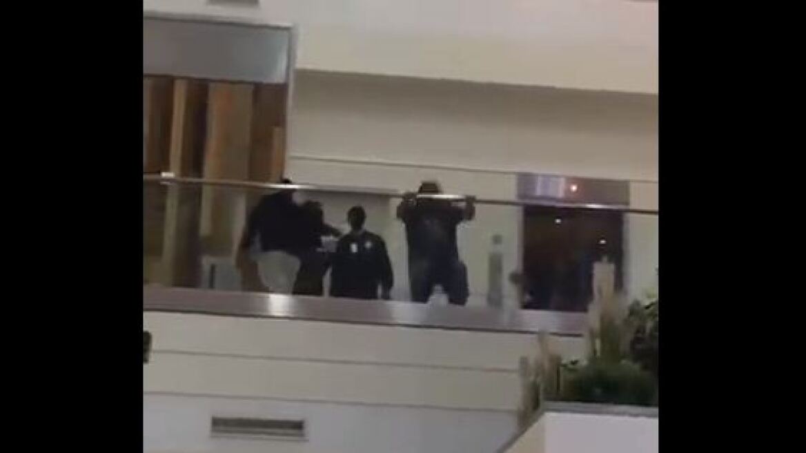 Φρικτό βίντεο: Άνδρας πέφτει στο κενό για να μην απελαθεί!