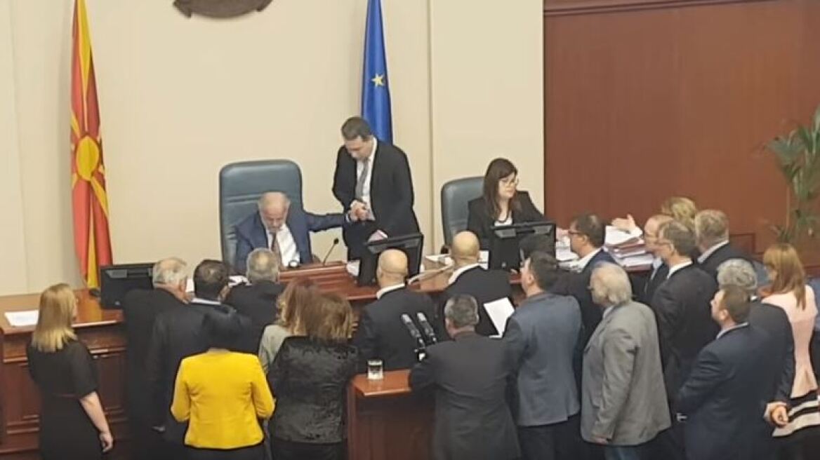 Πολιτική κρίση στα Σκόπια μετά και το ξύλο στη Βουλή: Ο πρόεδρος δεν υπογράφει το νόμο για την αλβανική γλώσσα