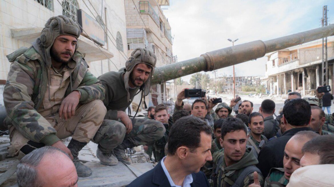 Φωτογραφίες: Ο Άσαντ επισκέφθηκε θέσεις του στρατού στην Ανατολική Γούτα 