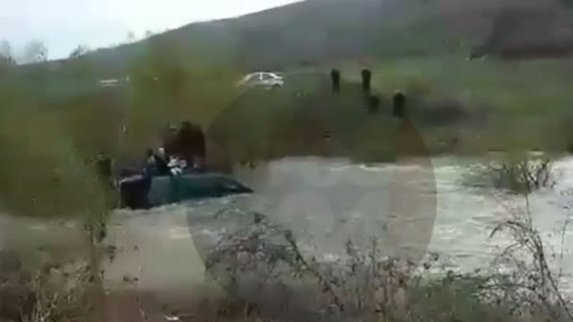Βίντεο: Αυτοκίνητο με 19 παράνομους μετανάστες έπεσε στον Έβρο