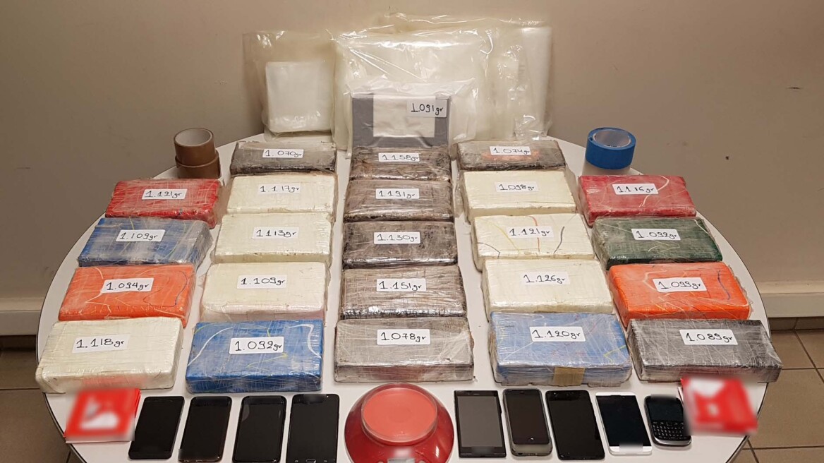 Ίδια «σφραγίδα» με τα 135 κιλά κοκαΐνης στη Βάρκιζα είχαν τα 26 κιλά στην Πρέβεζα