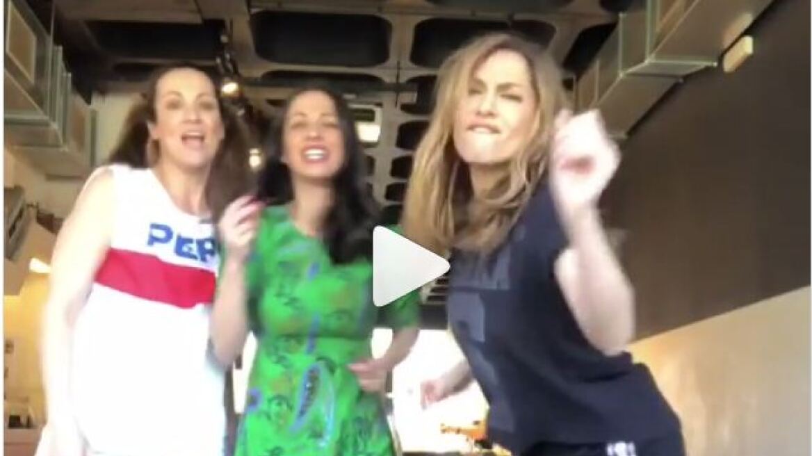 Βίντεο: Η Δέσποινα Βανδή χορεύει και τραγουδά με τις φίλες της 