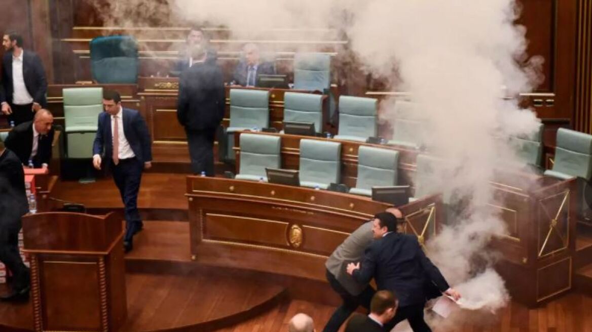 Κόσοβο: Βουλευτές της αντιπολίτευσης έριξαν δακρυγόνα μέσα στη Βουλή