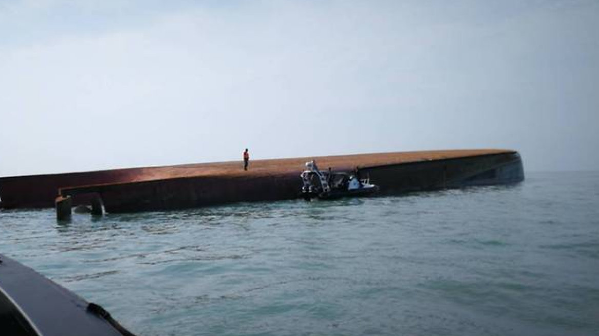 Ένας νεκρός και 14 αγνοούμενοι από ανατροπή πλοίου στη Μαλαισία  