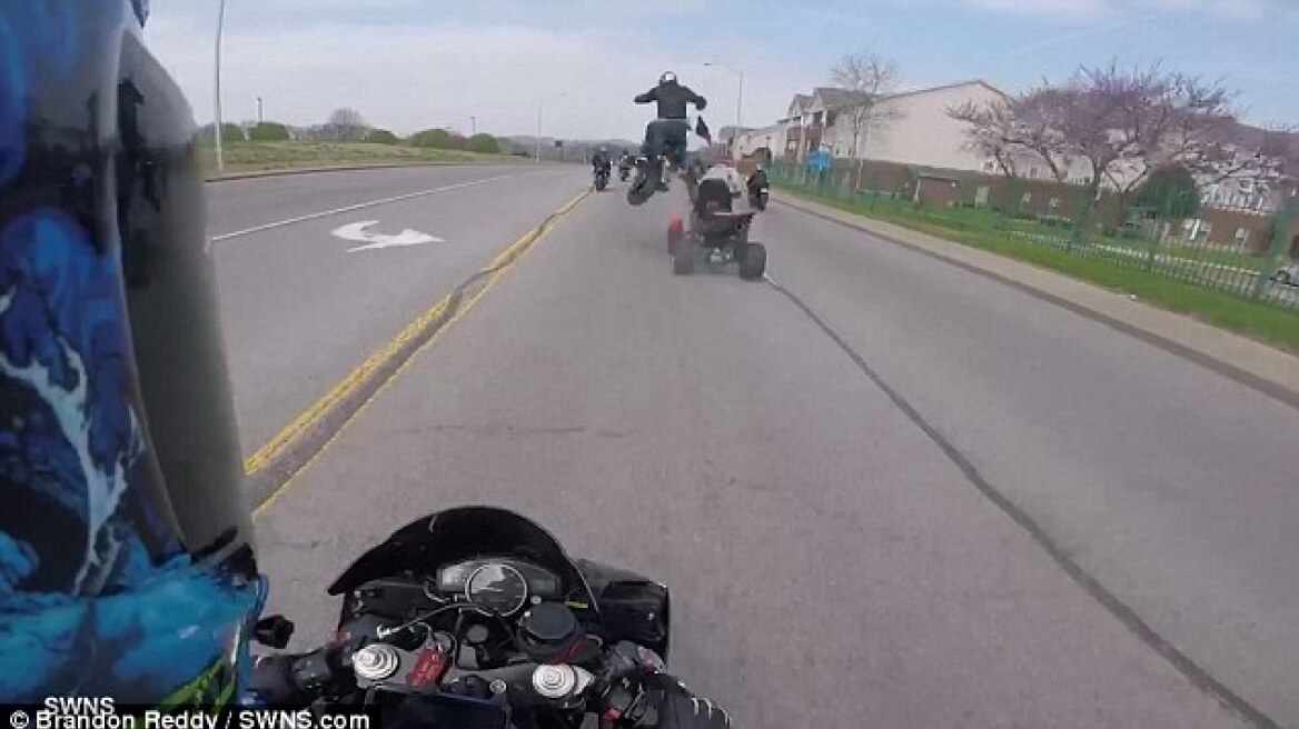 Τρομακτικό βίντεο: Μοτοσικλετιστής γκαζώνει, πέφτει πάνω σε «γουρούνα» και εκτοξεύεται στον αέρα