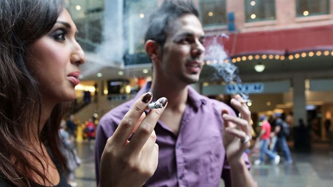 Στη Νέα Υόρκη ετοιμάζονται να βάλουν πρόστιμα και σε όσους καπνίζουν και περπατάνε