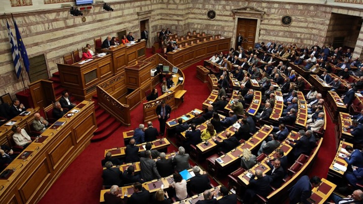 Βουλή: Υπερψηφίστηκε το νομοσχέδιο που συνδέει τα πρόστιμα του ΚΟΚ με το εισόδημα