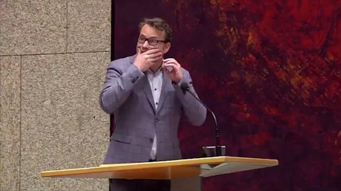 Βίντεο: Άνδρας προσπάθησε να αυτοκτονήσει μέσα στο Ολλανδικό κοινοβούλιο