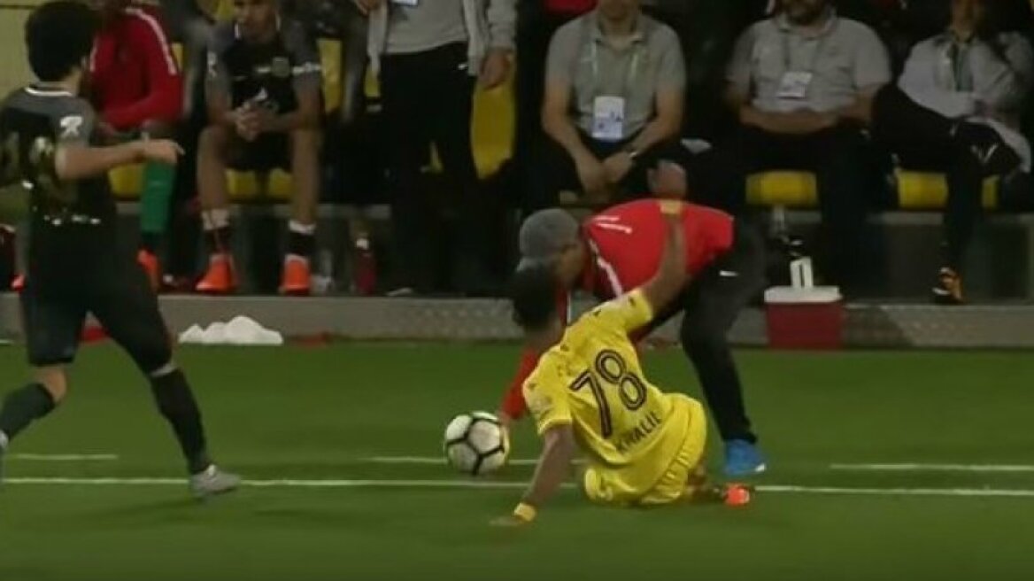 Βίντεο: Παίκτης ξαπλώνει με τάκλιν προπονητή και αποβάλλεται!