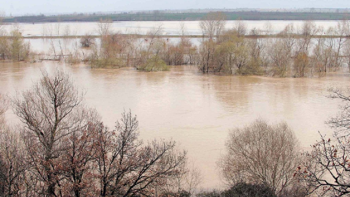 Ξεπέρασε το όριο η στάθμη του Έβρου - Σε τεχνητή πλημμύρα προχώρησε η Περιφέρεια