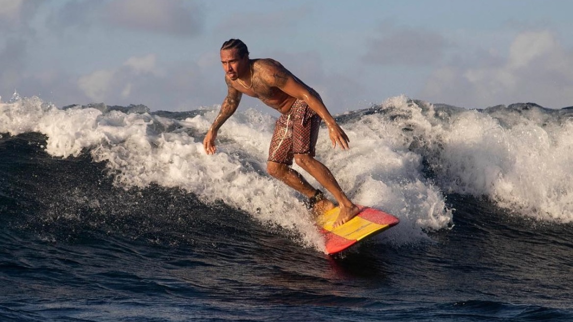 Lewis_Hamilton_Surfing