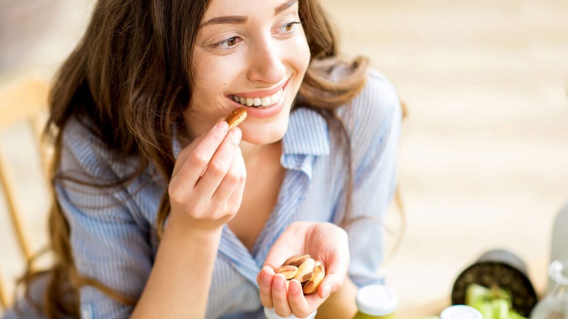 girl_eating_nuts