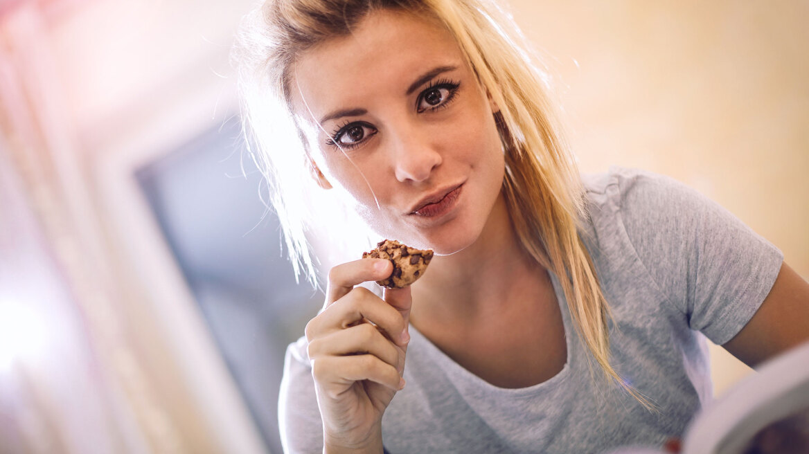 191202144724_woman-eating2