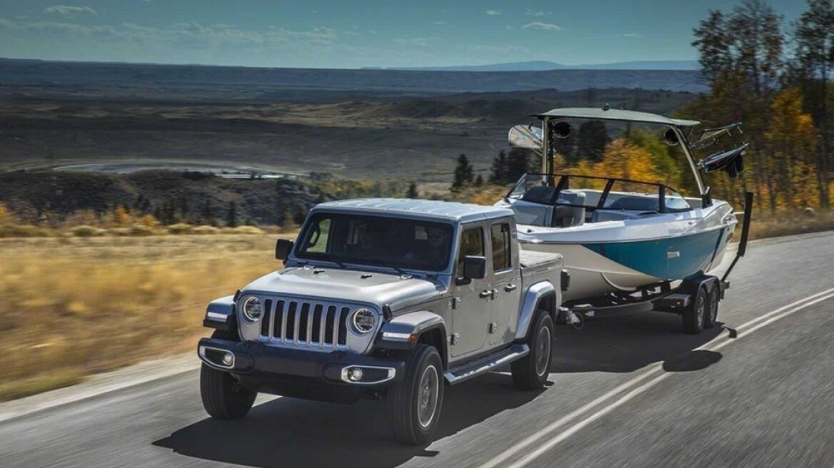 200423175259_jeep-gladiator-towing-a-boat_77761_368925