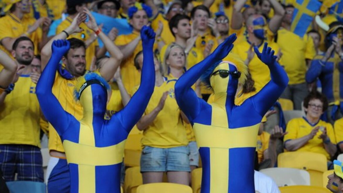 Swedish_football_supporters_20120611