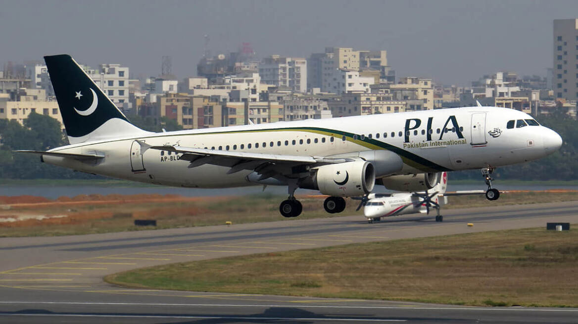 pakistan_international_airlines_a320_ap-bld_taking_off-2