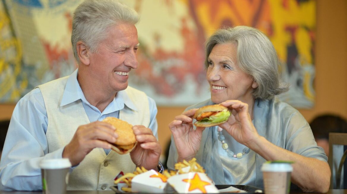 200820164537_old-couple-eating-1280x720