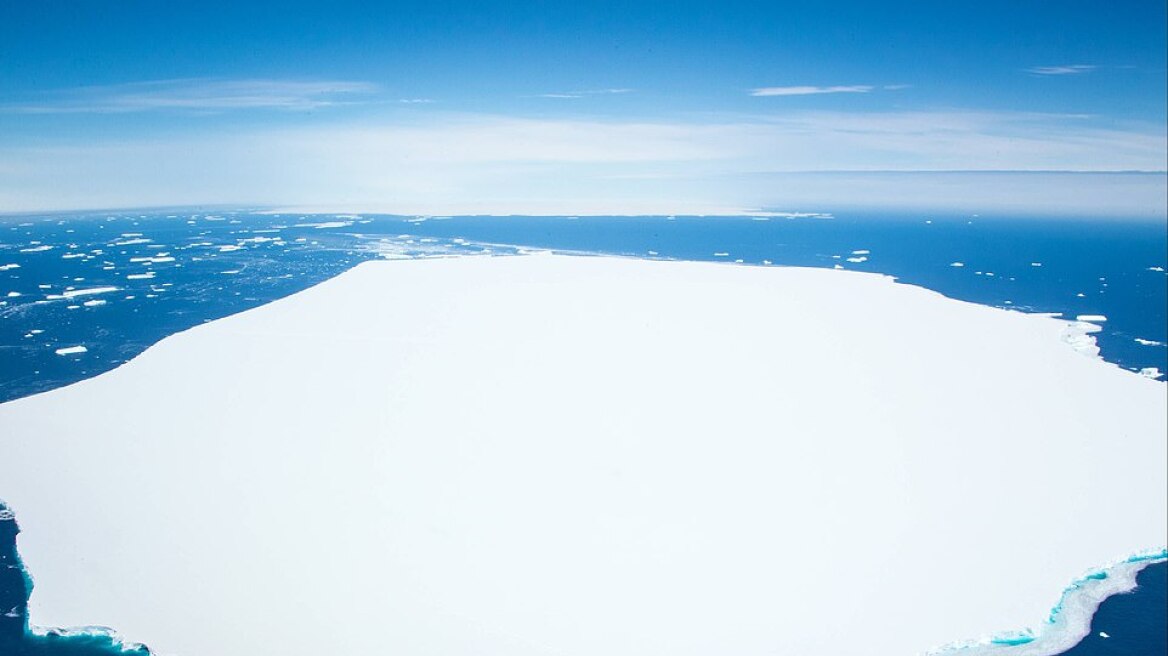 37220716-9085249-Pictured_the_A68d_iceberg_that_broke_off_earlier_this_week_in_th-a-37_1608803833995