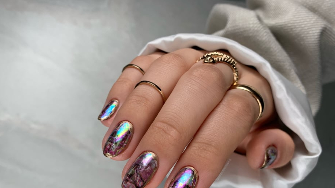 210224174125_rainbow-opal-manicure-trend