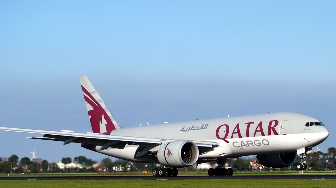 qatar-airways-867776_1280