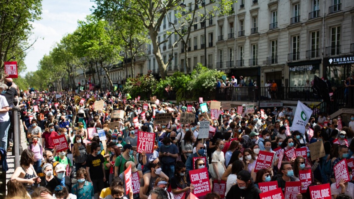 paris_-_demonstrators