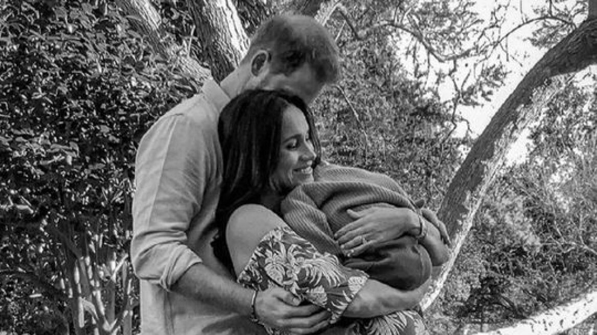 Prince-Harry-and-Meghan--The-Duke-and-Duchess-of-Sussex--pose-with-their-son-Archie
