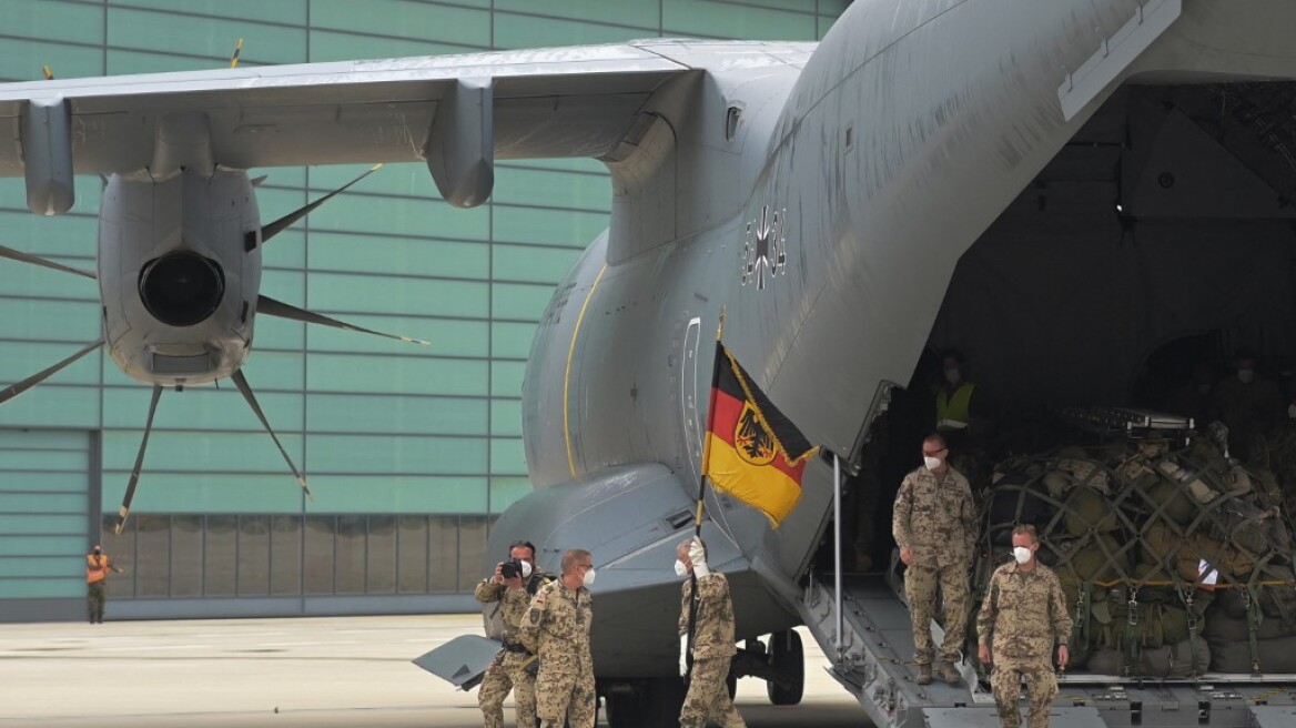 german_plane_soldiers