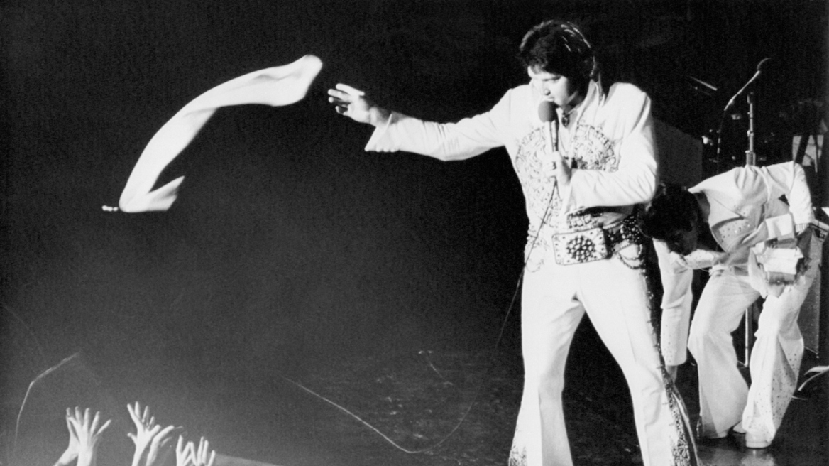 Elvis-wearing-his-iconic-jump-suit